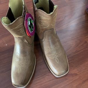Boots size 6